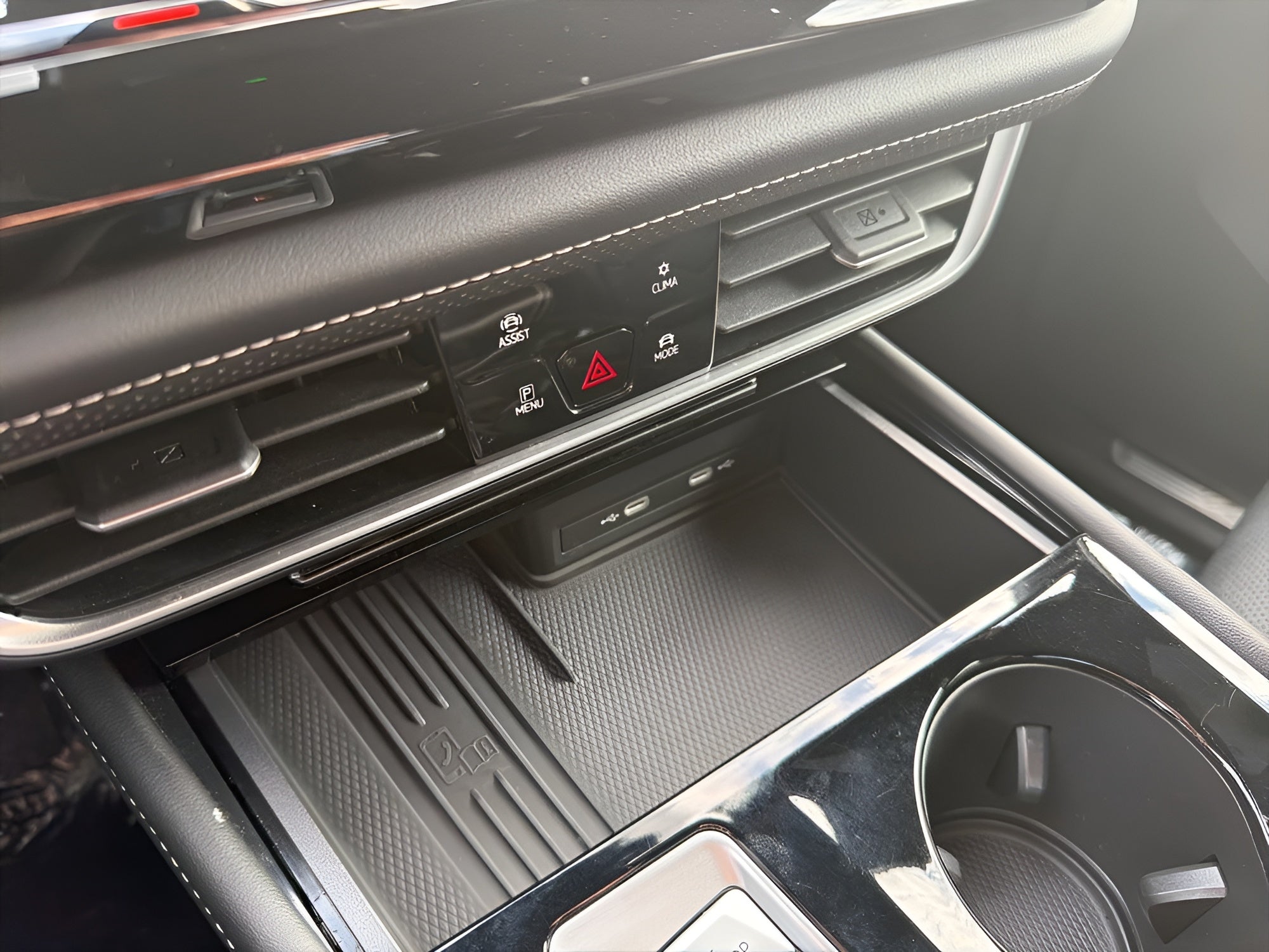 2025 Volkswagen Atlas Cross Sport 2.0T SE w/Technology 4MOTION