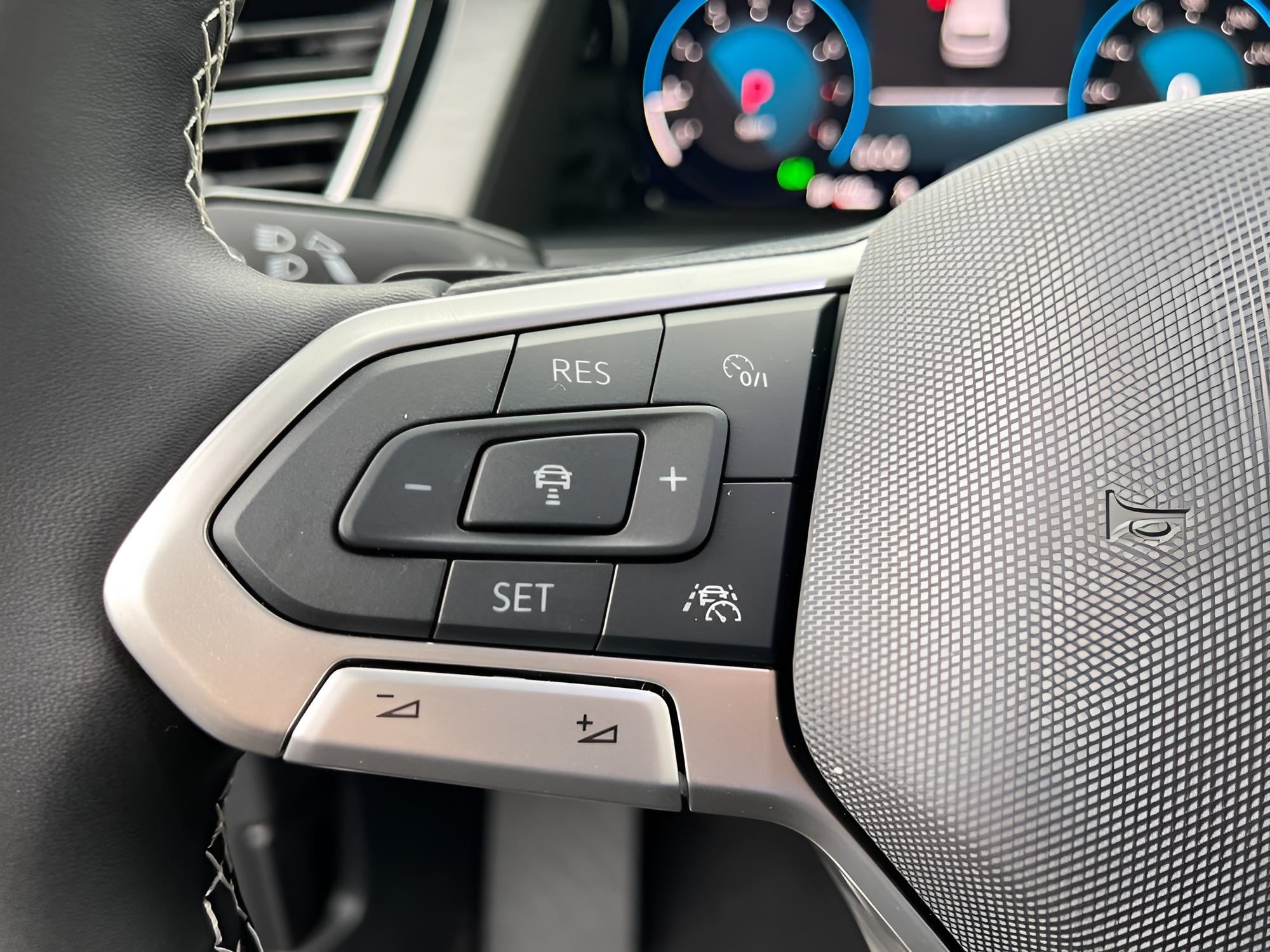 2025 Volkswagen Atlas Cross Sport 2.0T SE w/Technology 4MOTION