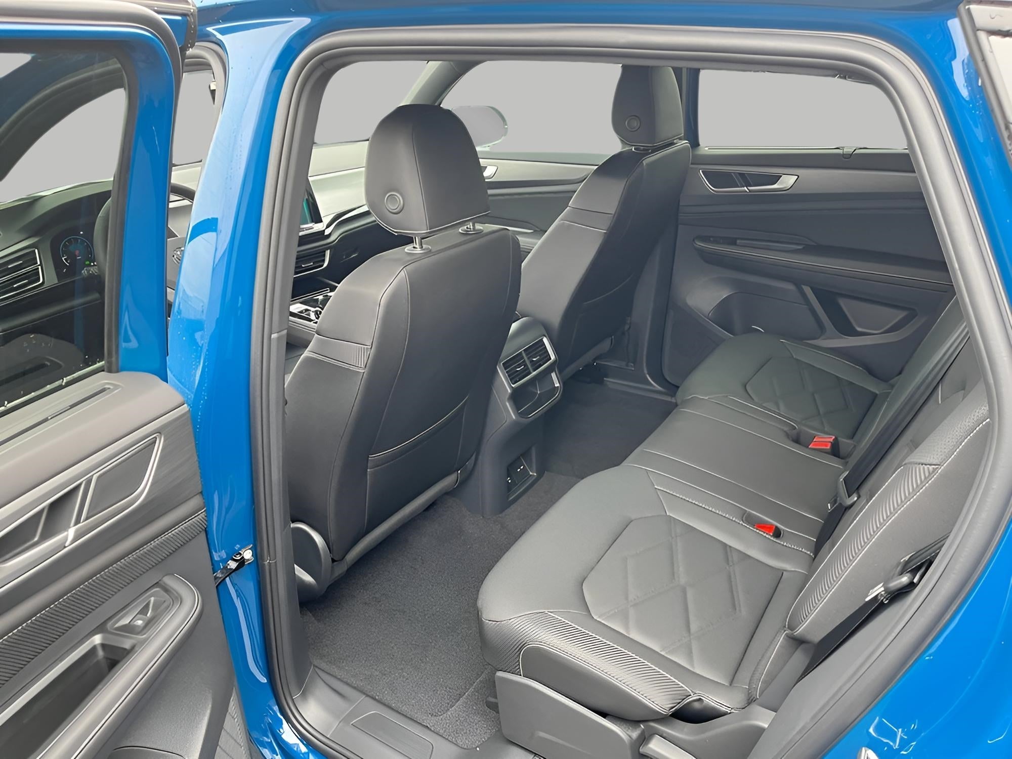 2025 Volkswagen Atlas Cross Sport 2.0T SE w/Technology 4MOTION