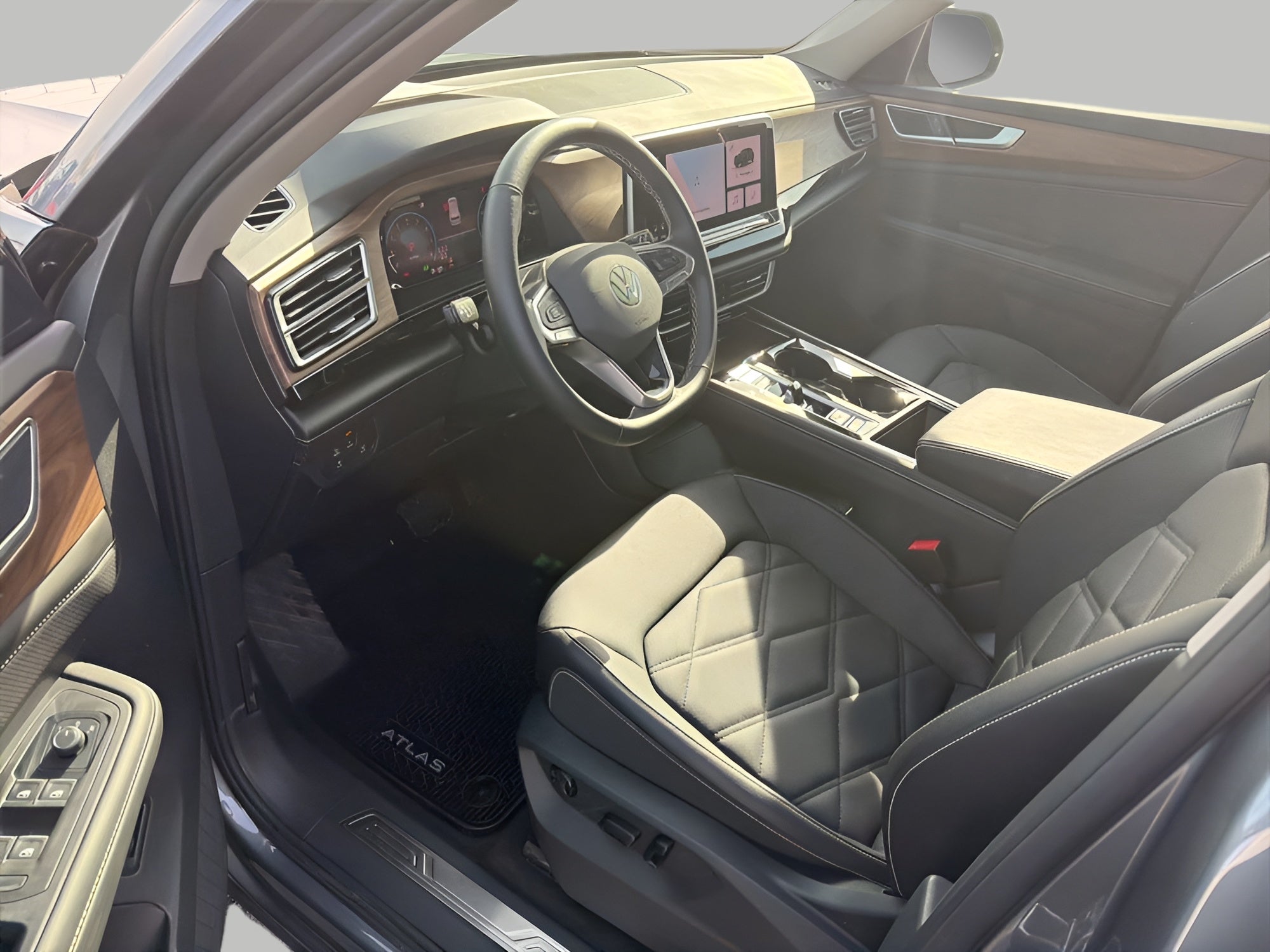 2025 Volkswagen Atlas 2.0T SE w/Technology 4MOTION