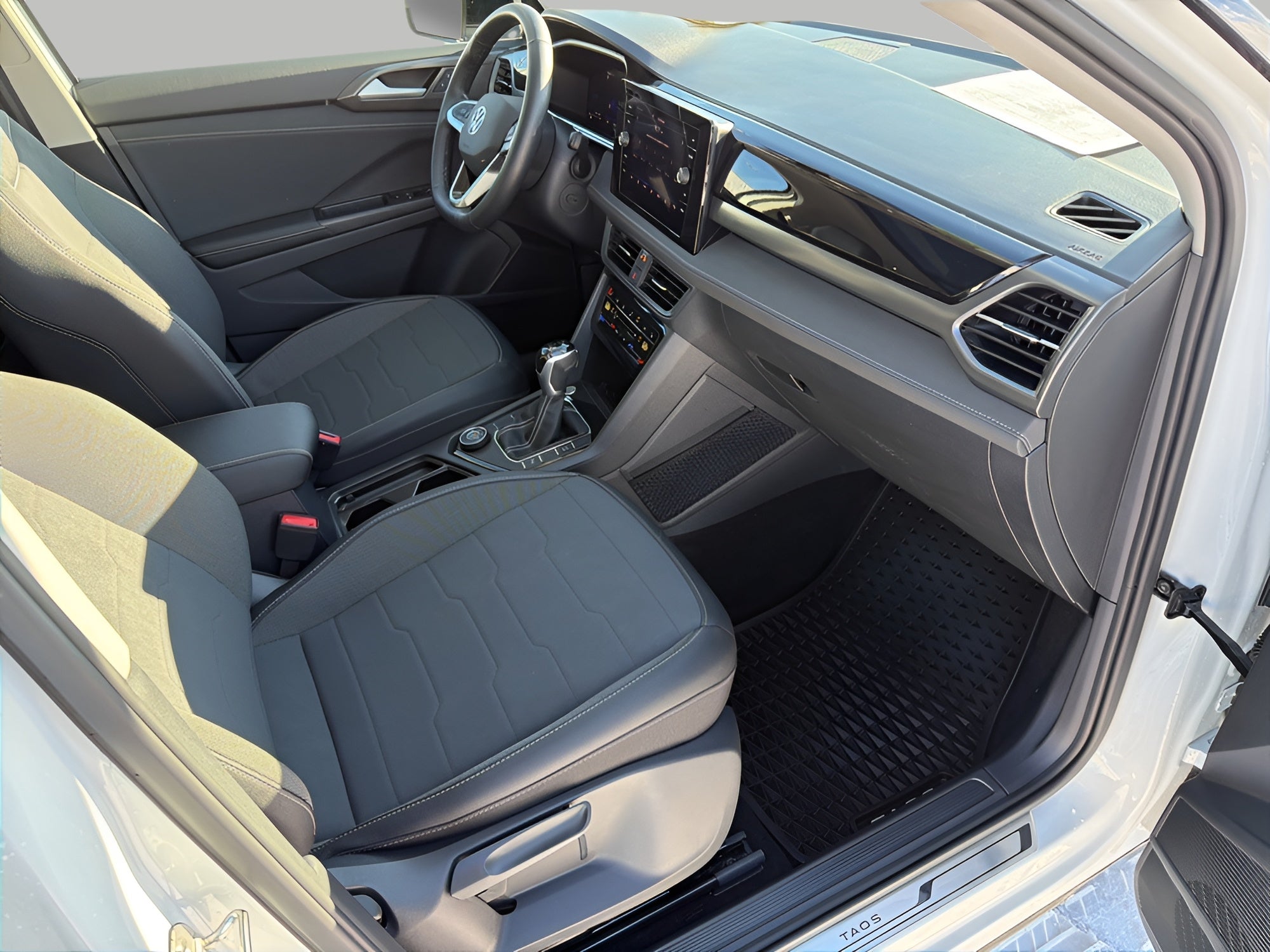 2025 Volkswagen Taos SE Black 4MOTION