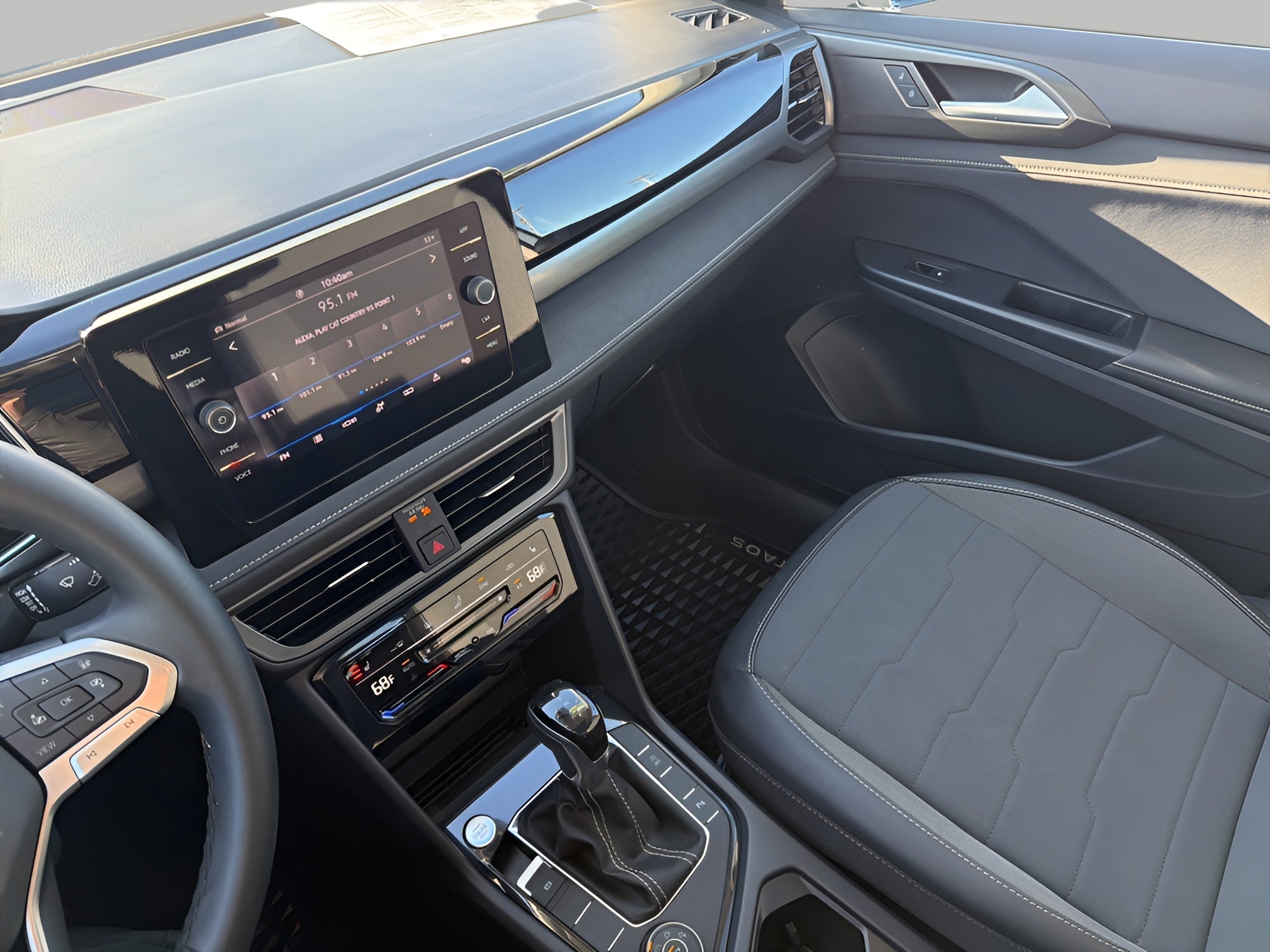 2025 Volkswagen Taos SE Black 4MOTION