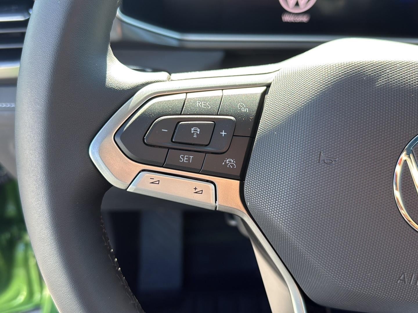 2026 Volkswagen Taos SE Black 4MOTION