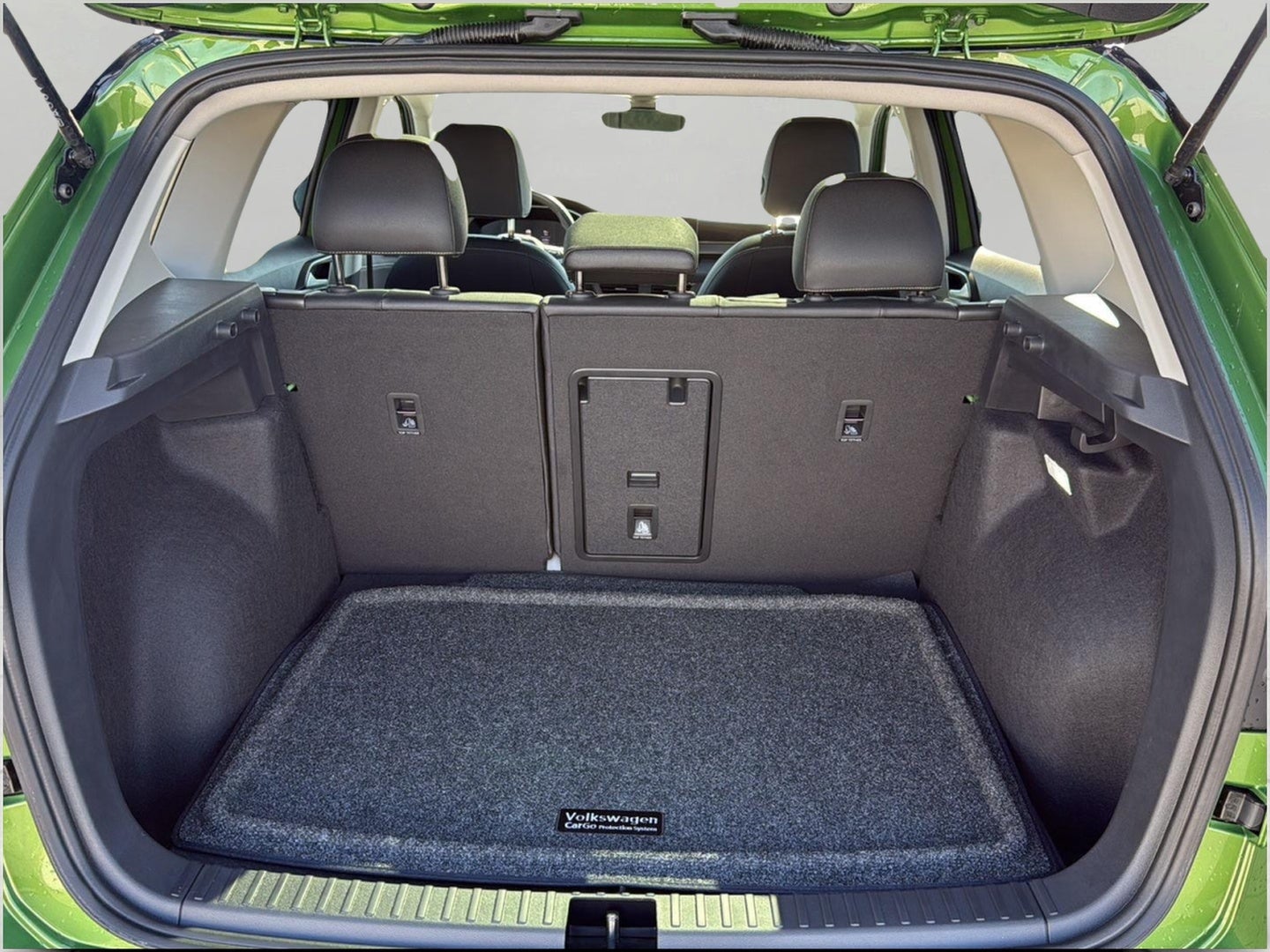 2026 Volkswagen Taos SE Black 4MOTION