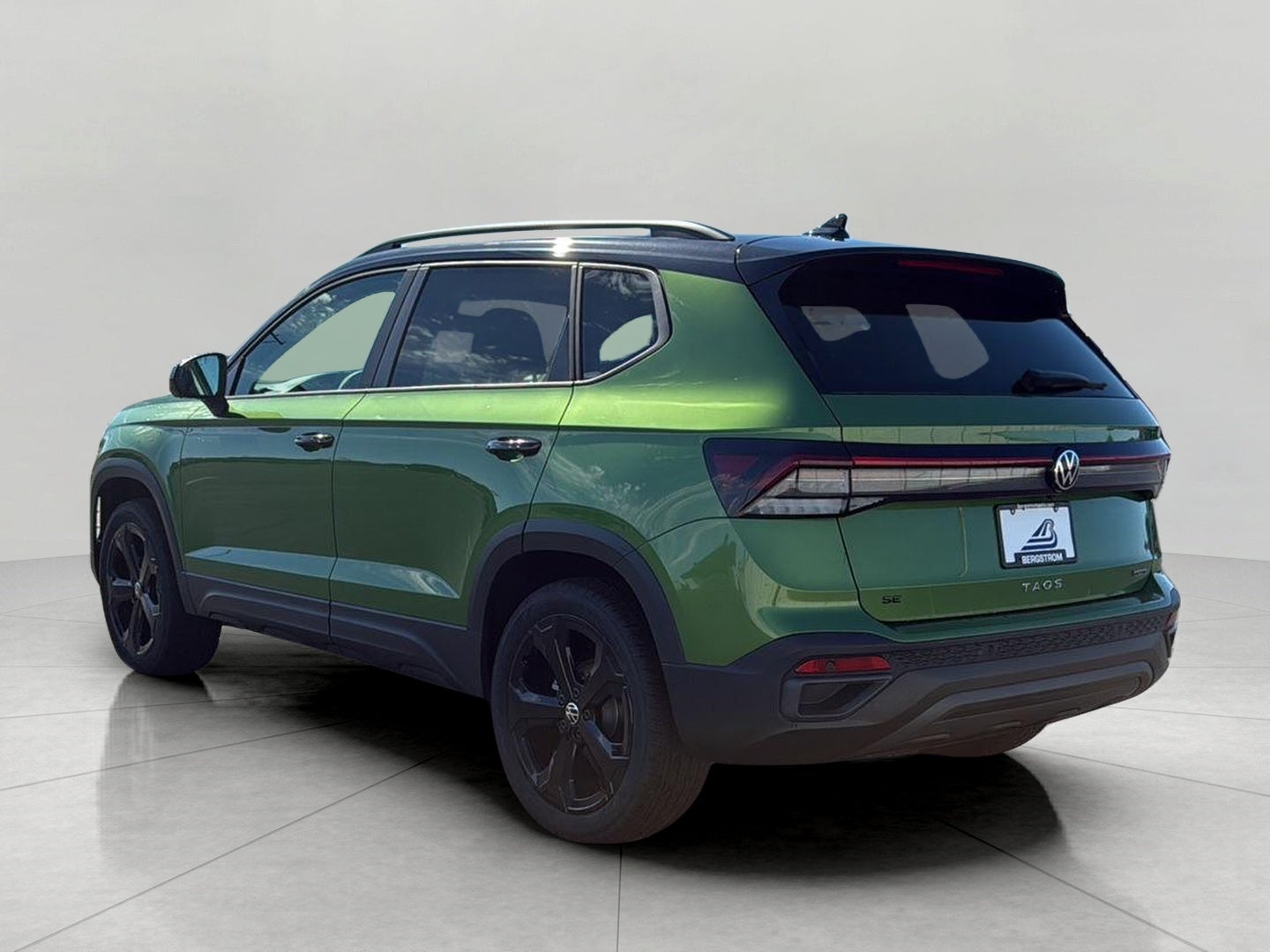 2026 Volkswagen Taos SE Black 4MOTION