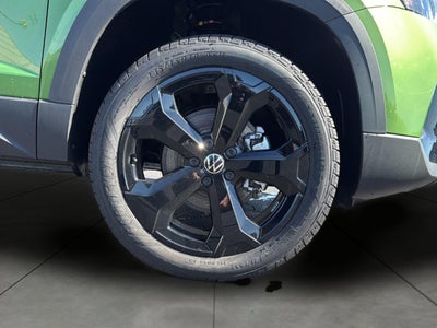 2026 Volkswagen Taos SE Black 4MOTION
