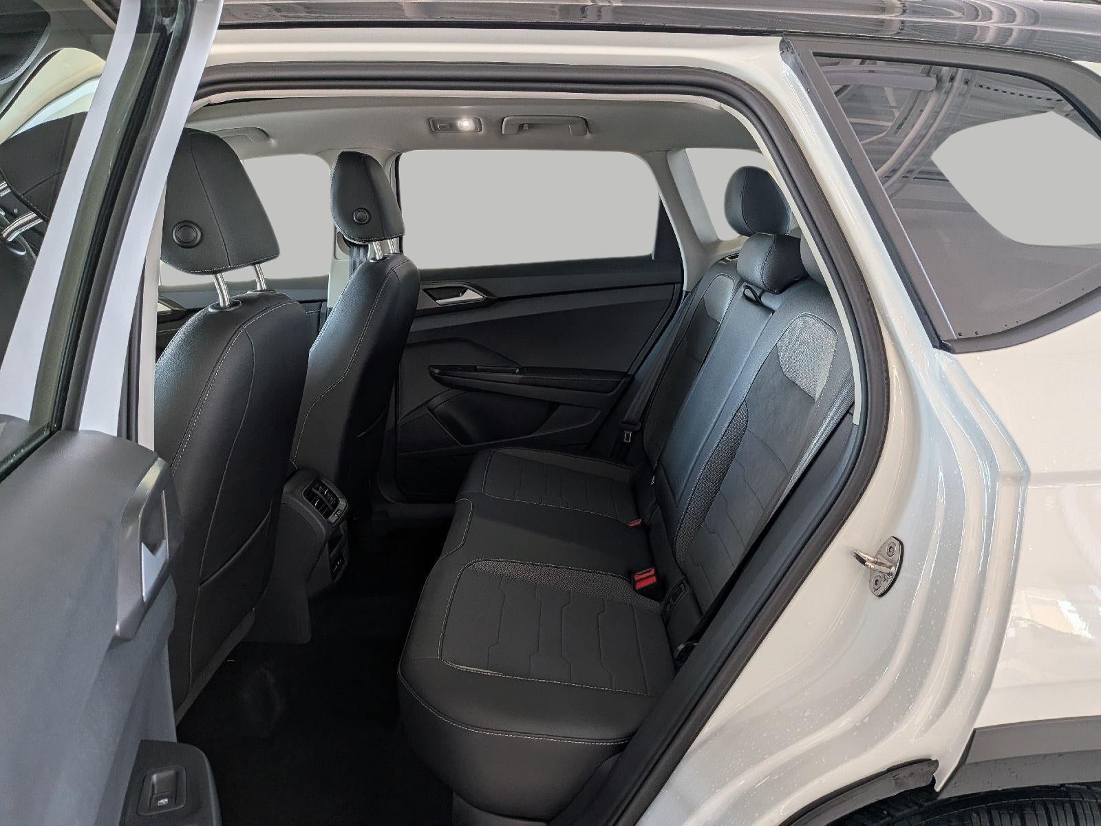 2026 Volkswagen Taos SE Black 4MOTION