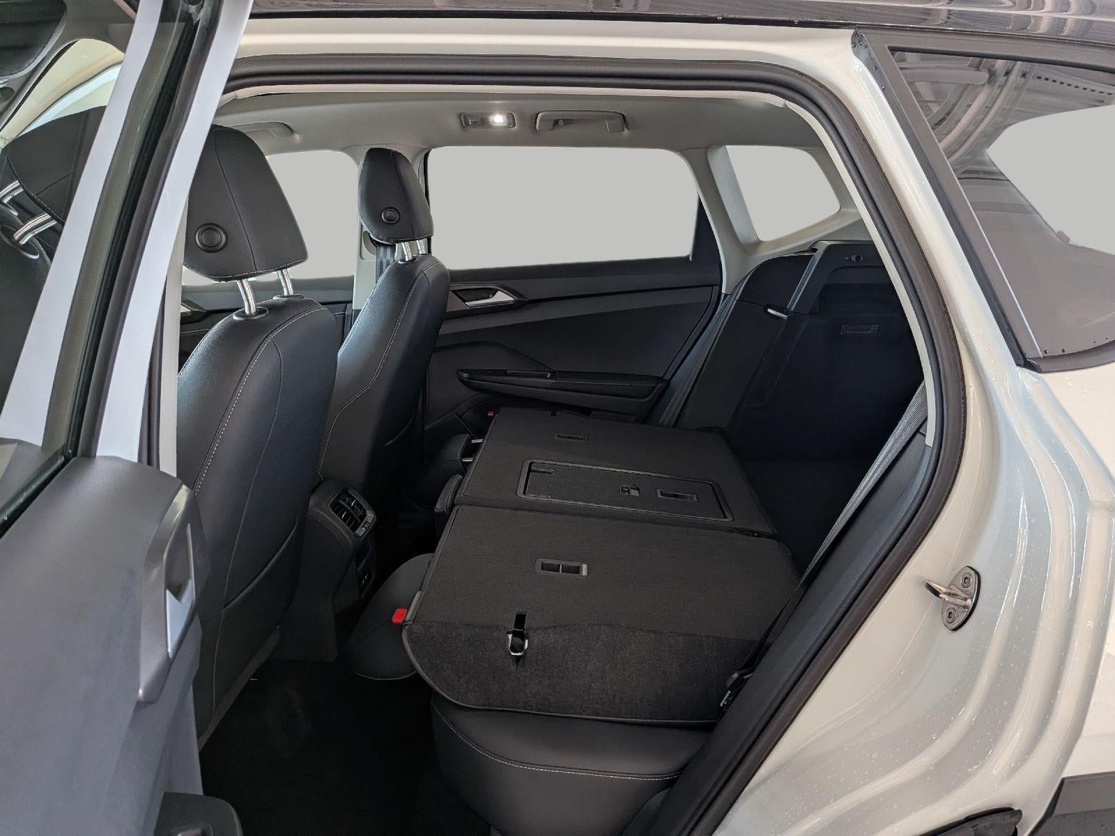 2026 Volkswagen Taos SE Black 4MOTION