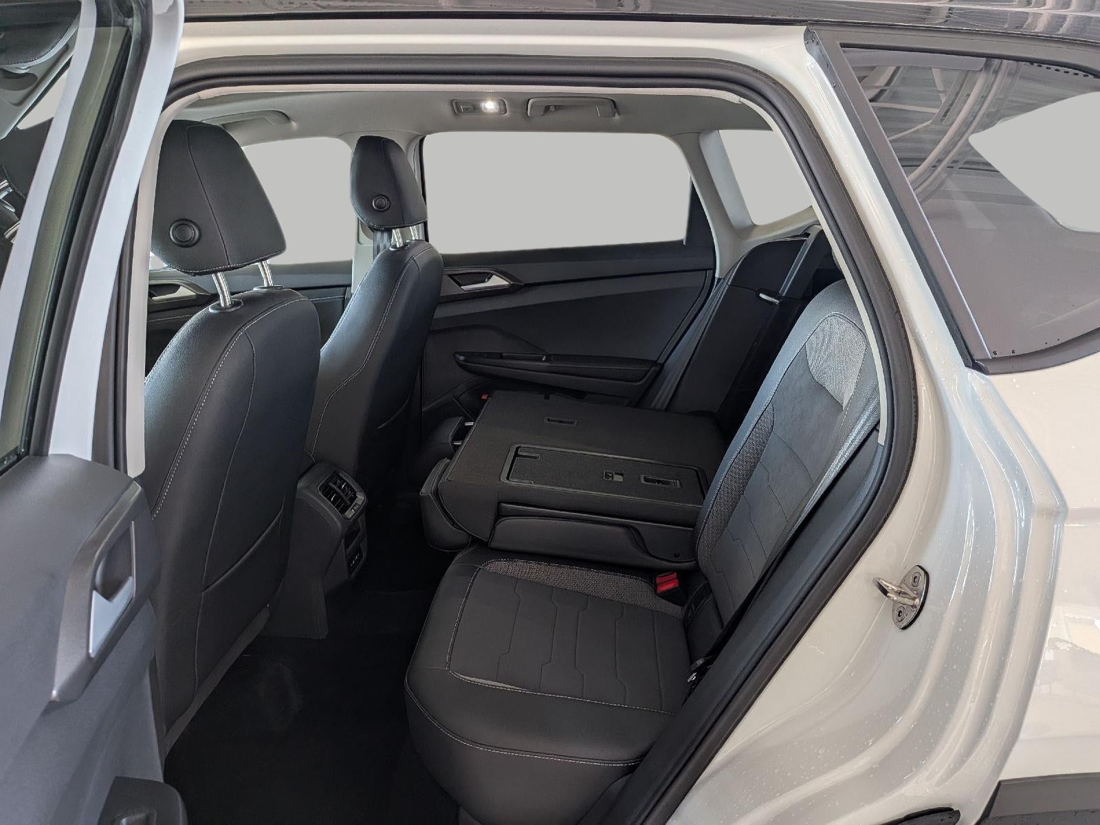 2026 Volkswagen Taos SE Black 4MOTION
