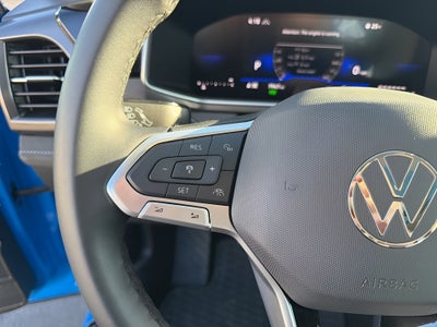 2025 Volkswagen Taos SE Black 4MOTION