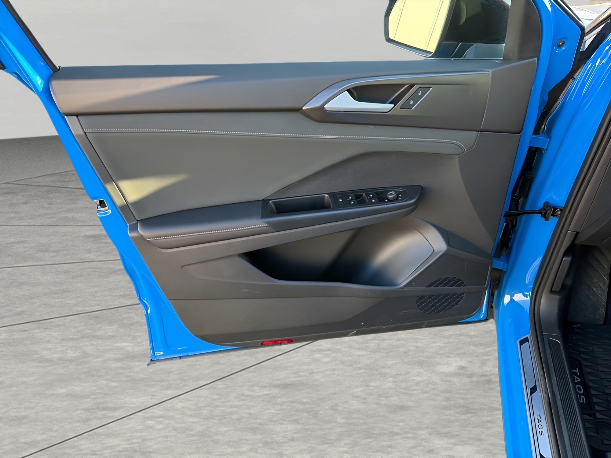 2025 Volkswagen Taos SE Black 4MOTION