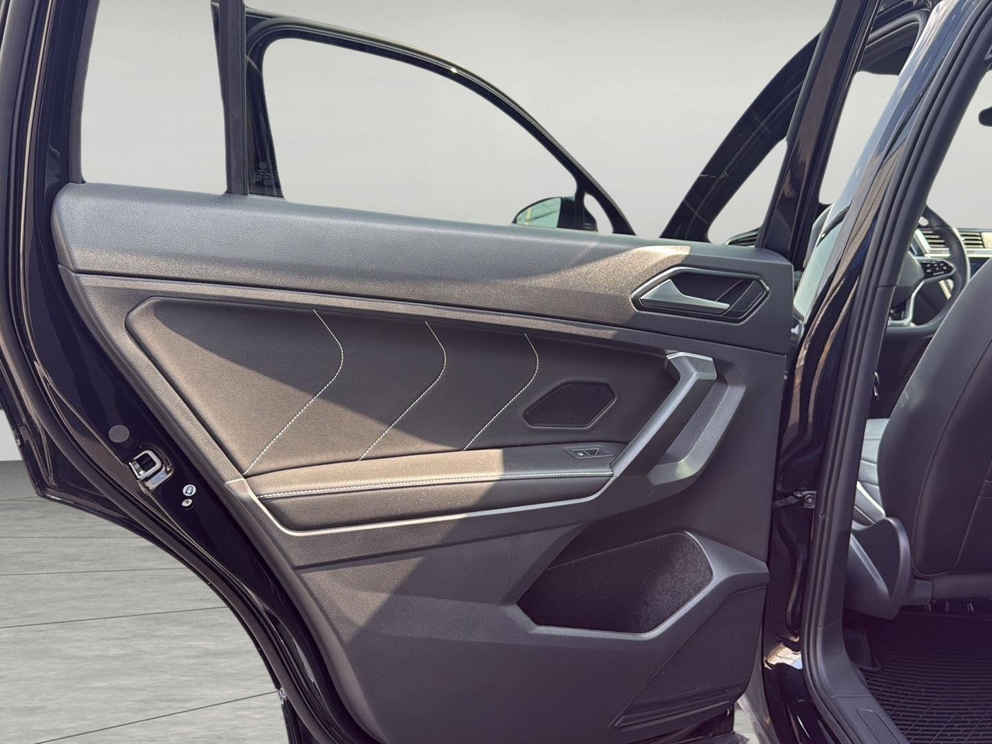 2024 Volkswagen Tiguan 2.0T SEL R-Line 4MOTION