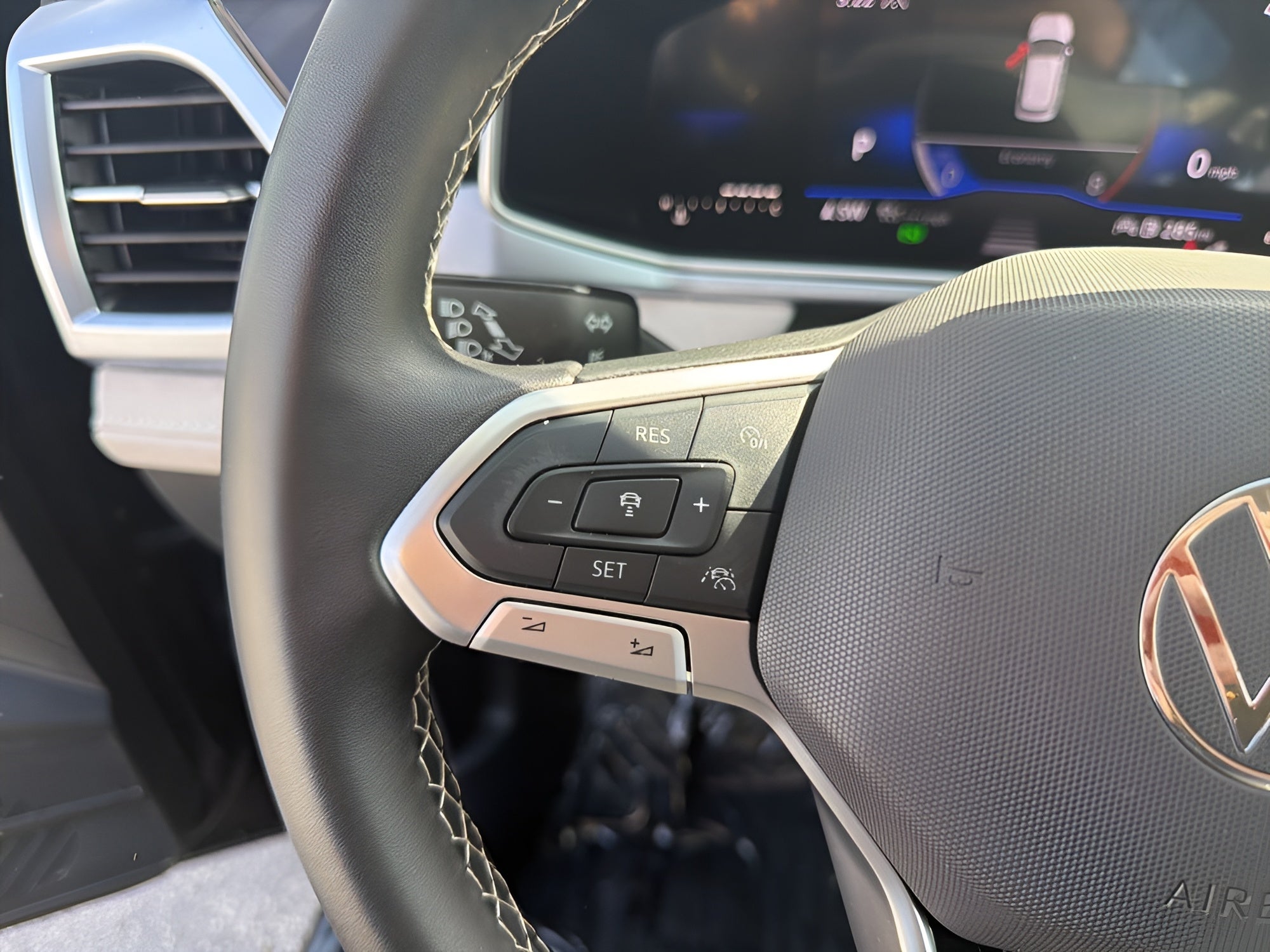 2025 Volkswagen Taos SE 4MOTION