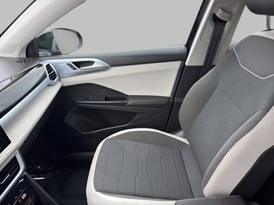 2025 Volkswagen Taos SE 4MOTION