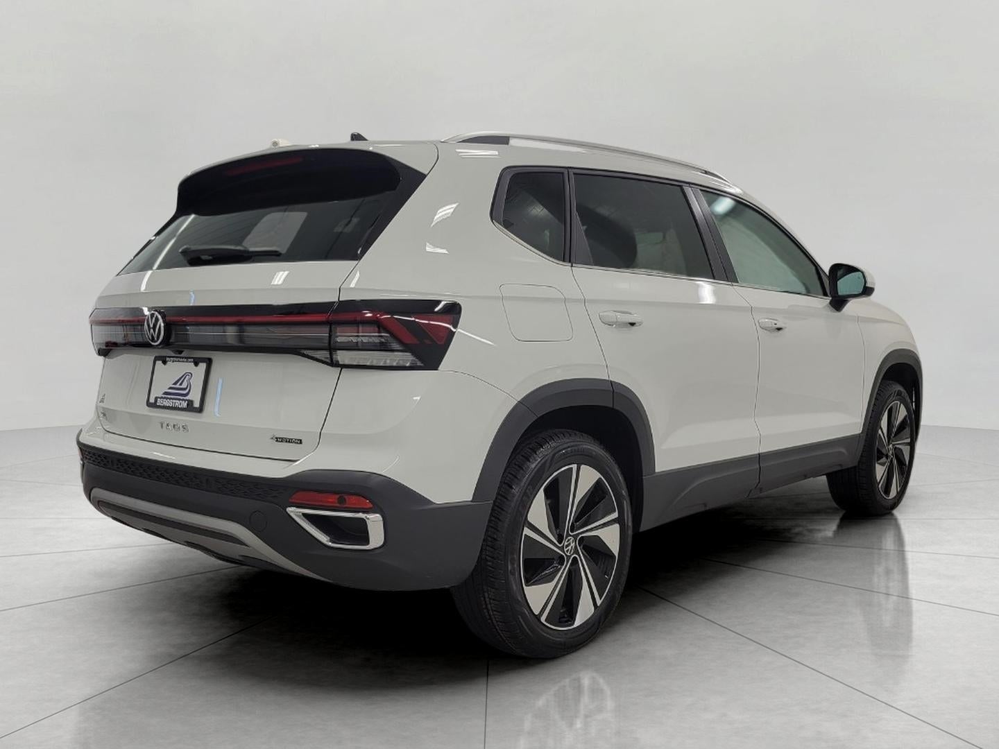 2025 Volkswagen Taos SE 4MOTION