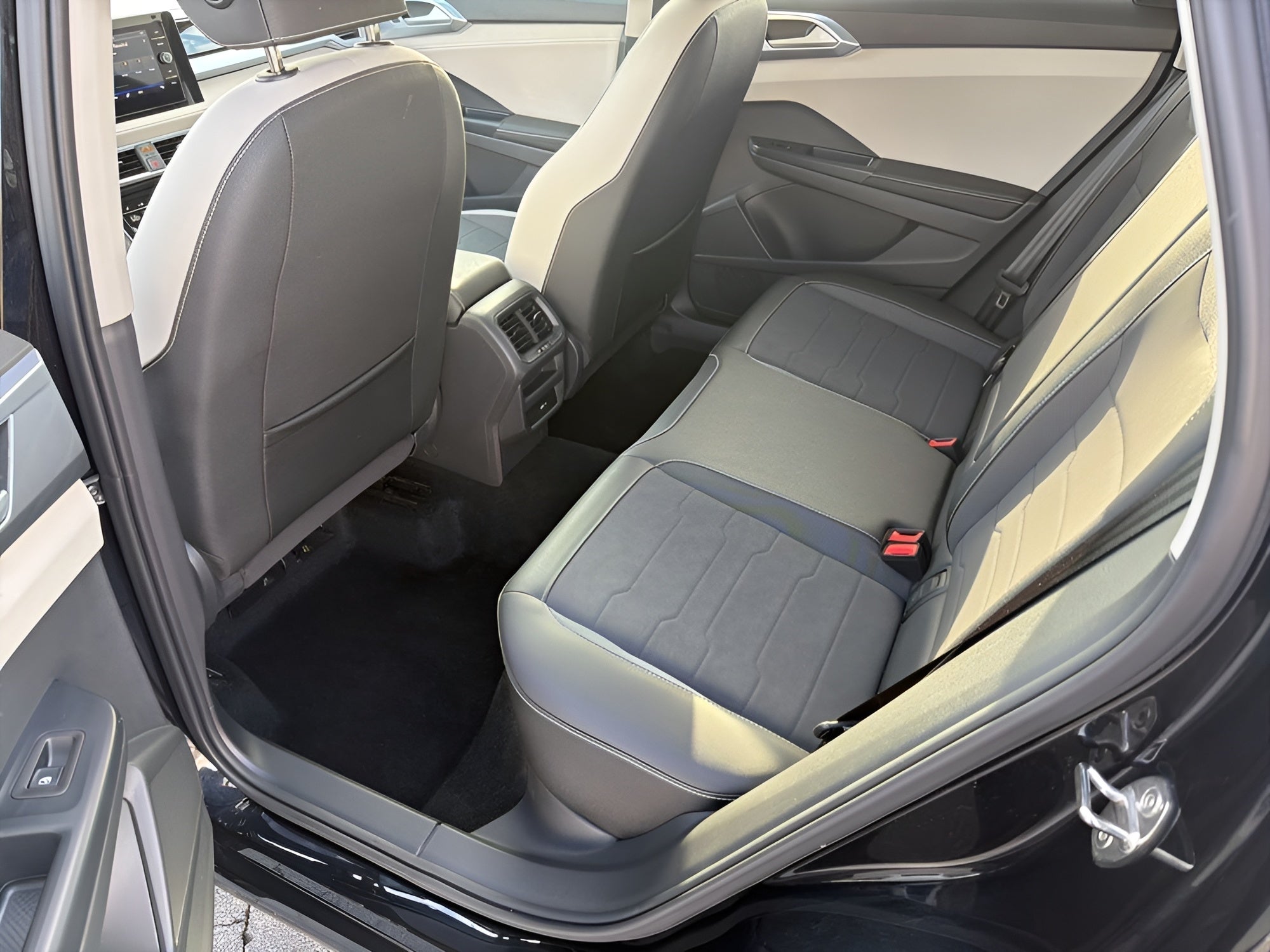 2025 Volkswagen Taos SE 4MOTION