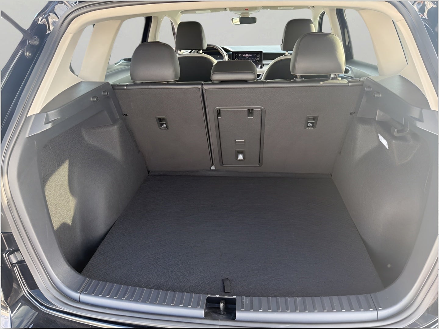 2025 Volkswagen Taos SE 4MOTION