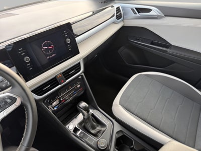 2025 Volkswagen Taos SE 4MOTION