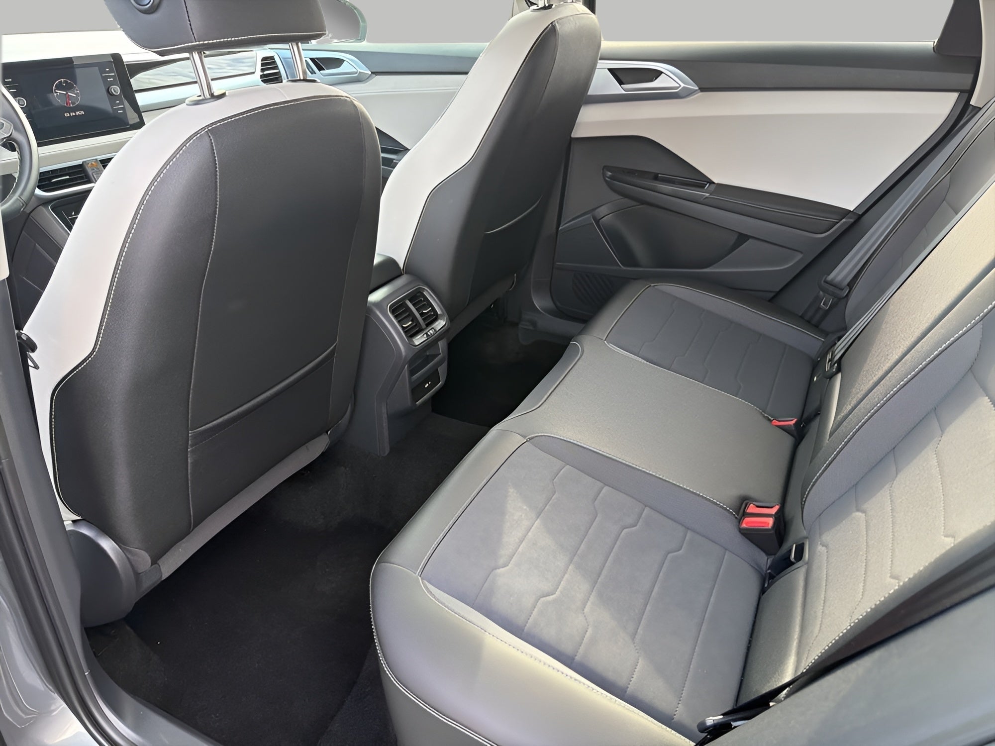 2025 Volkswagen Taos SE 4MOTION