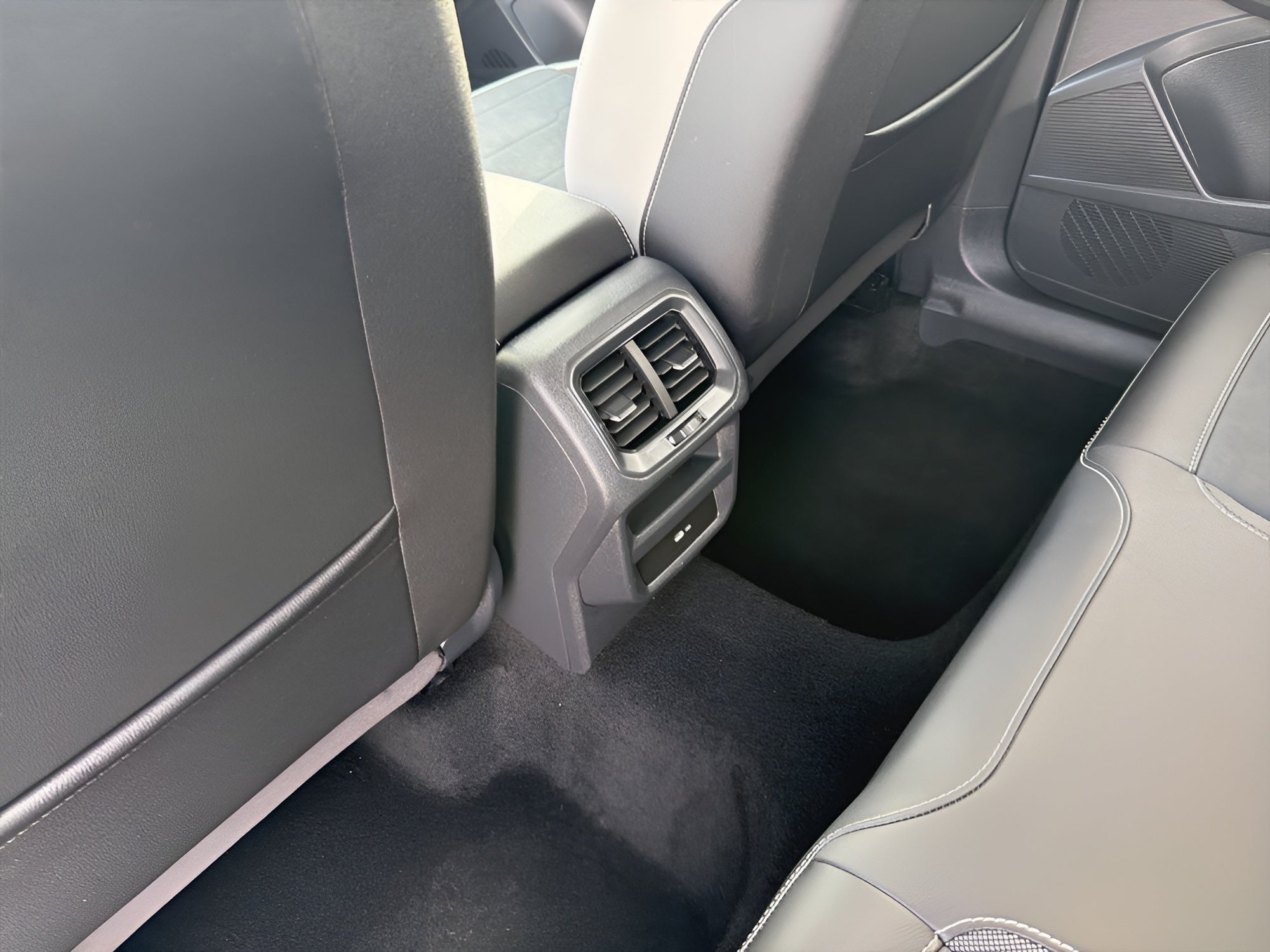 2025 Volkswagen Taos SE 4MOTION