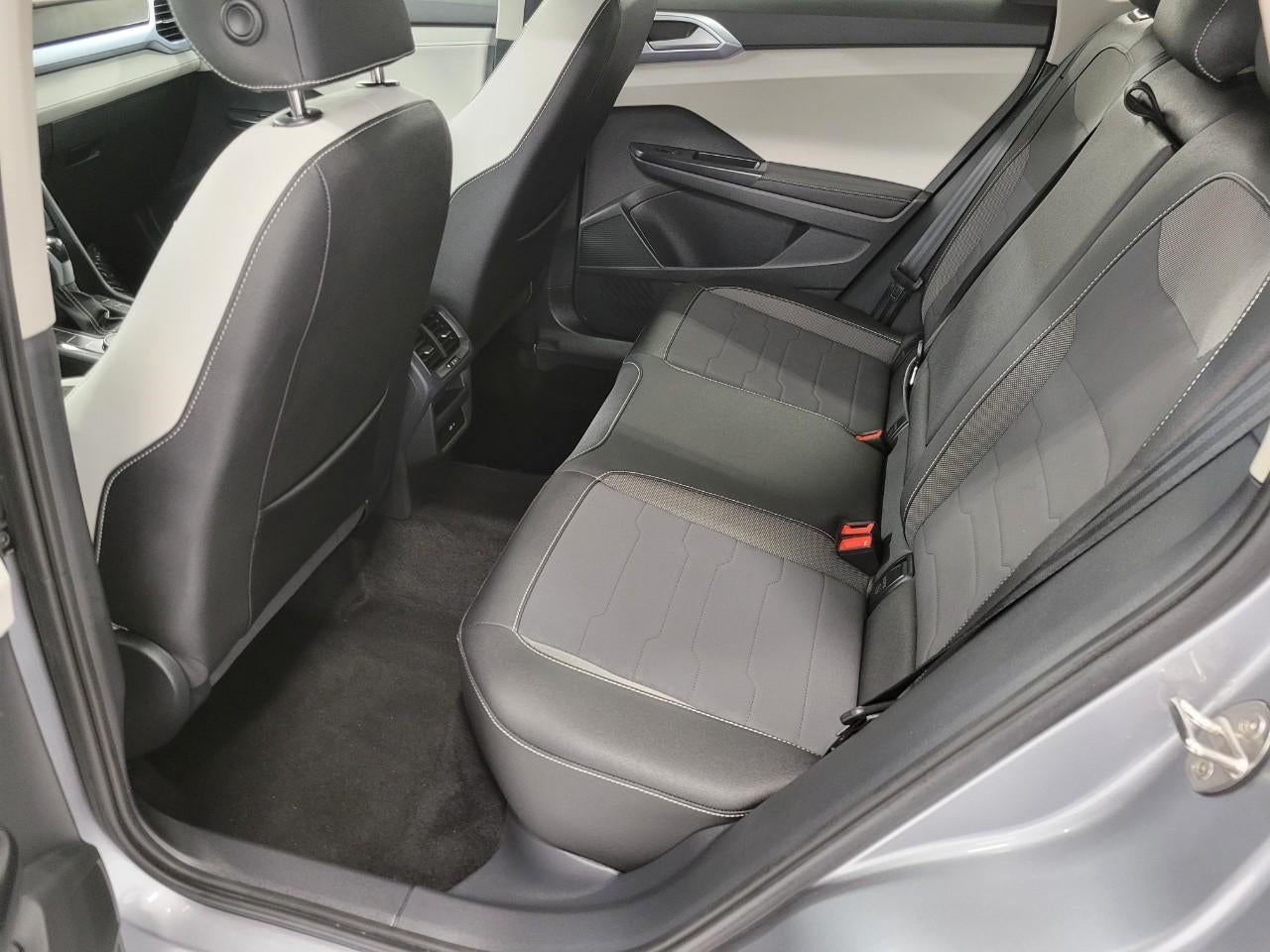 2025 Volkswagen Taos SE 4MOTION