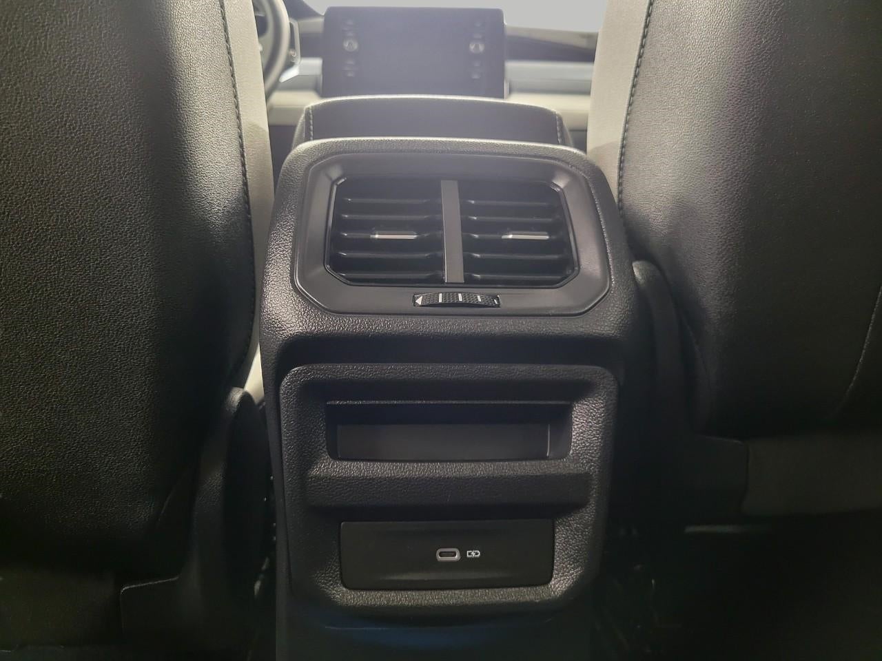 2025 Volkswagen Taos SE 4MOTION