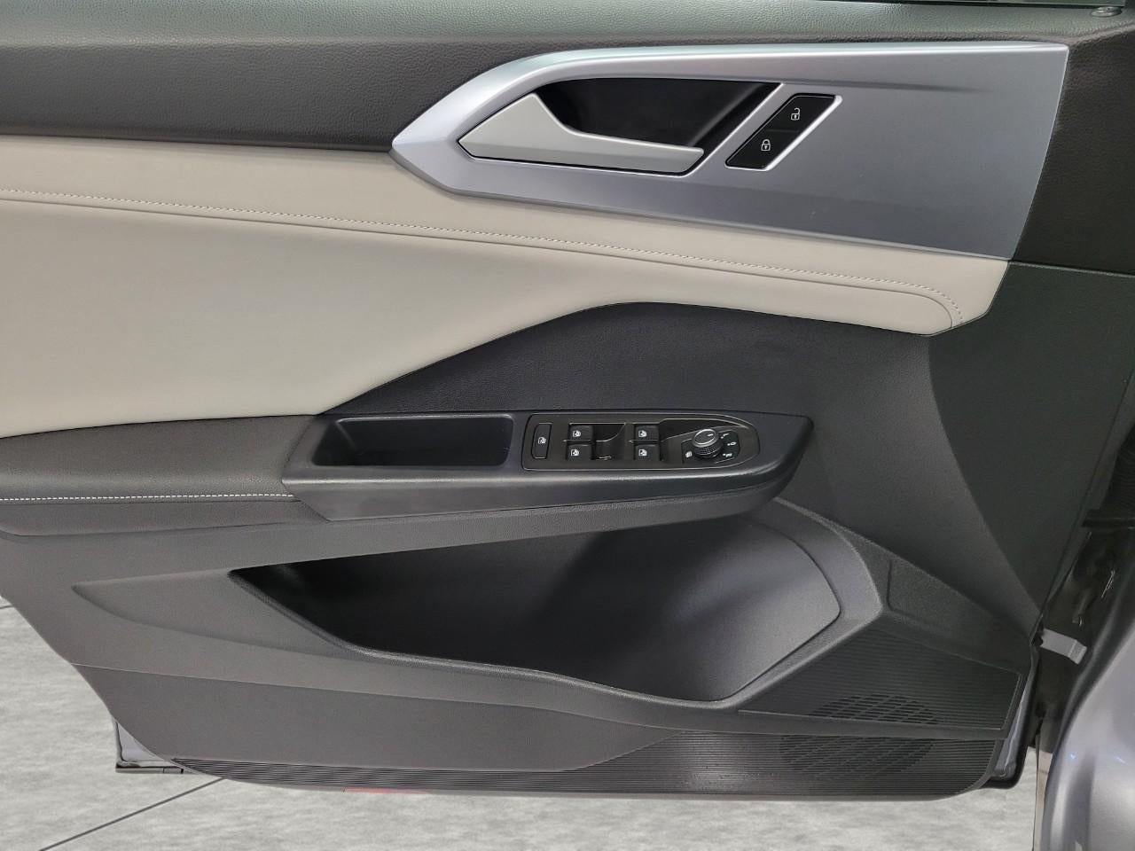 2025 Volkswagen Taos SE 4MOTION