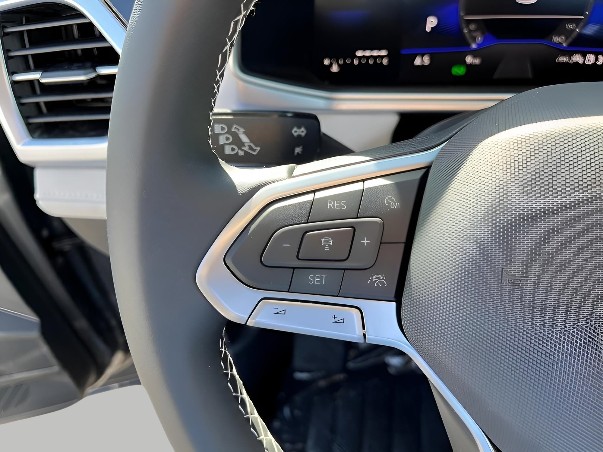 2025 Volkswagen Taos SE 4MOTION