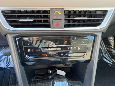 2025 Volkswagen Taos SE 4MOTION