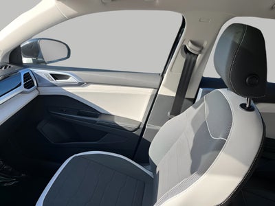 2025 Volkswagen Taos SE 4MOTION