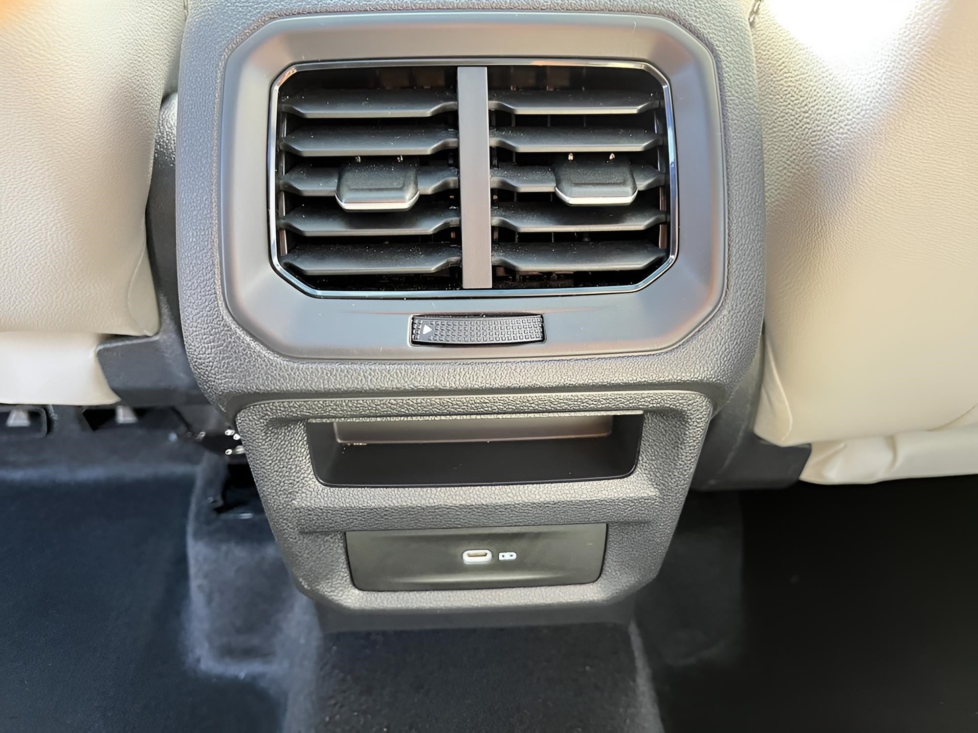 2025 Volkswagen Taos SE 4MOTION