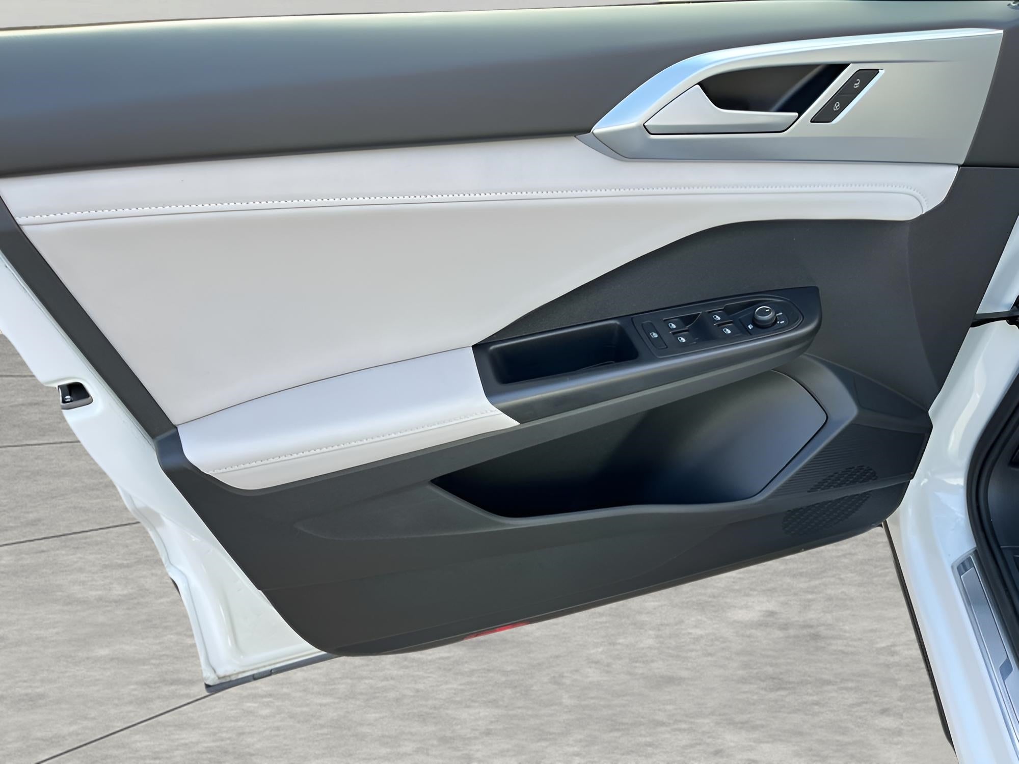 2025 Volkswagen Taos SE 4MOTION