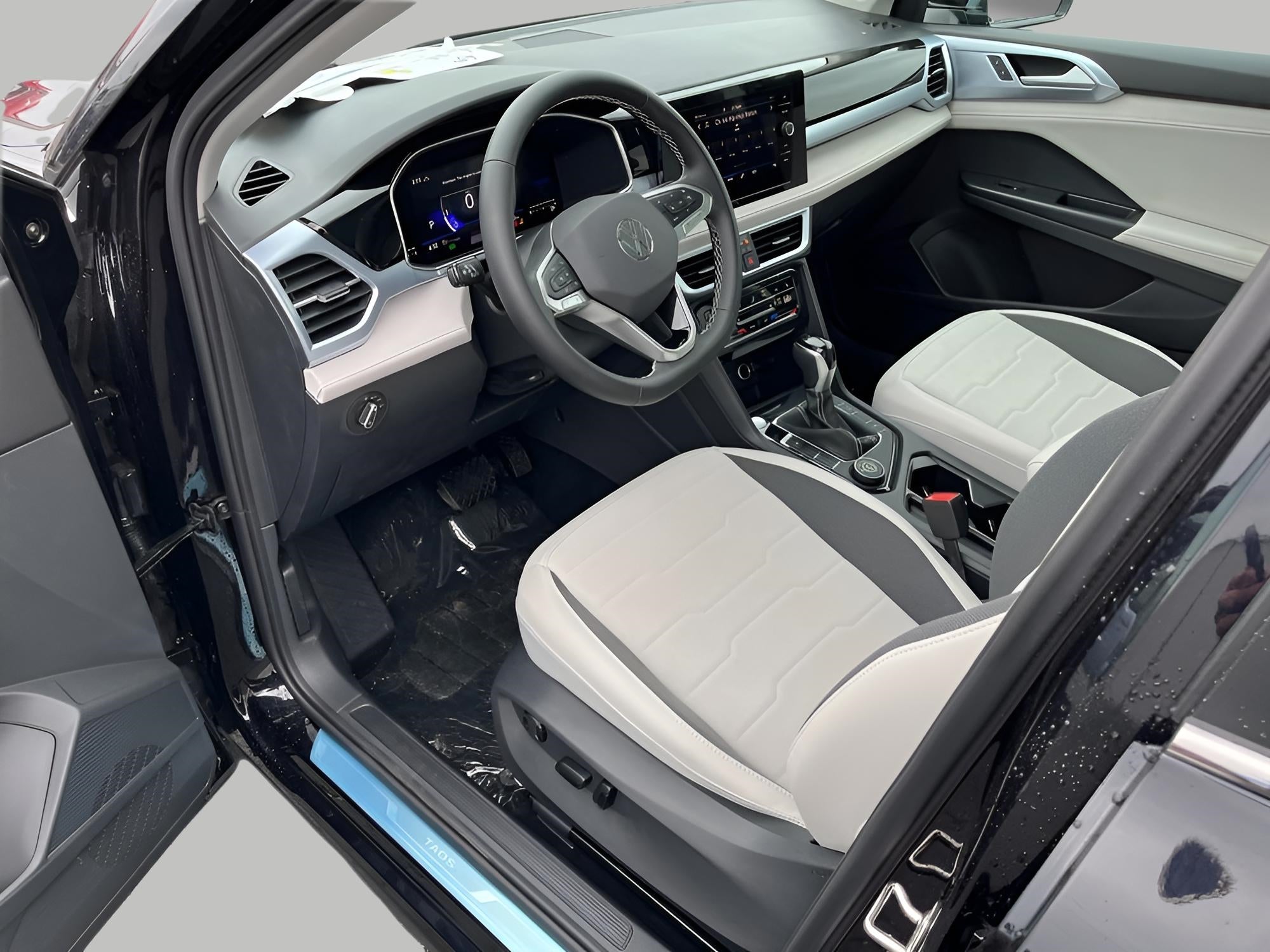 2025 Volkswagen Taos SE 4MOTION