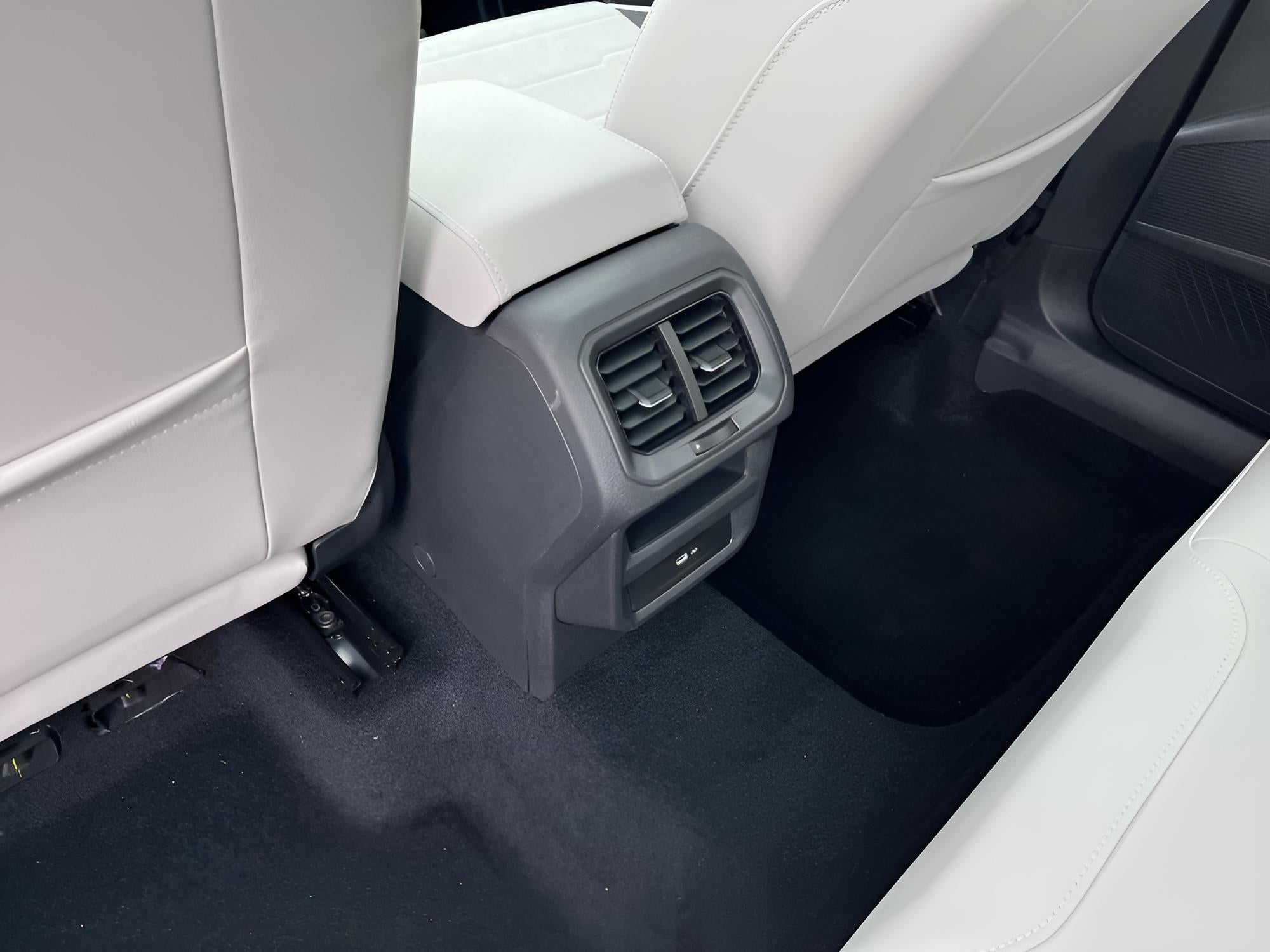 2025 Volkswagen Taos SE 4MOTION