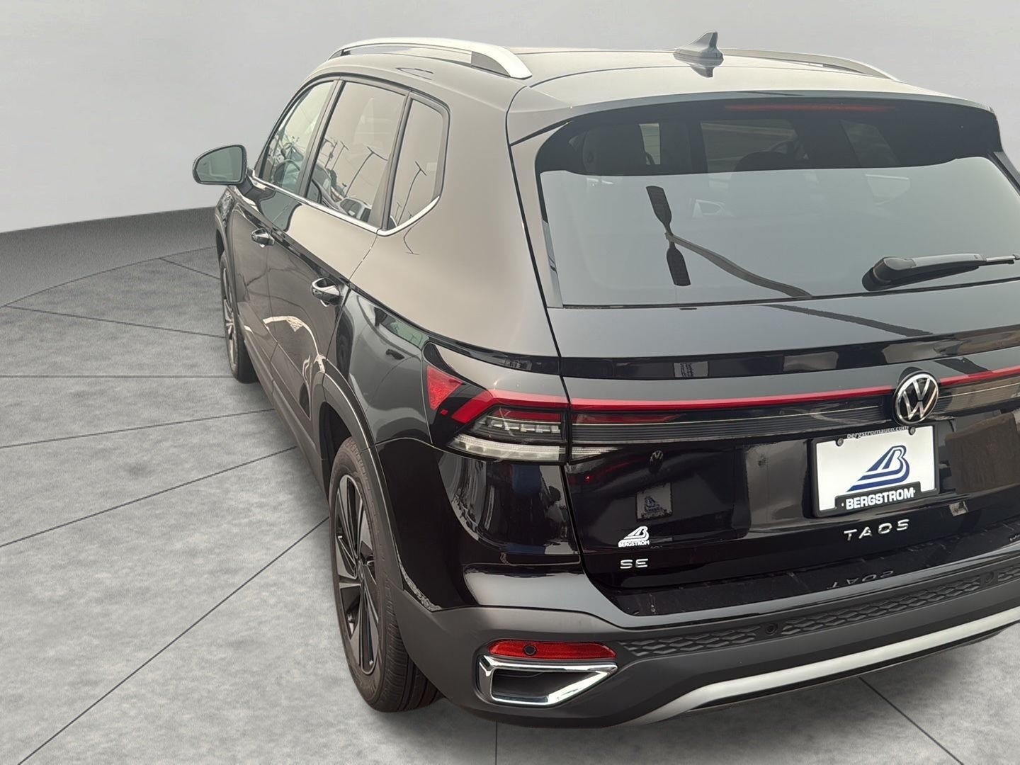 2025 Volkswagen Taos SE 4MOTION