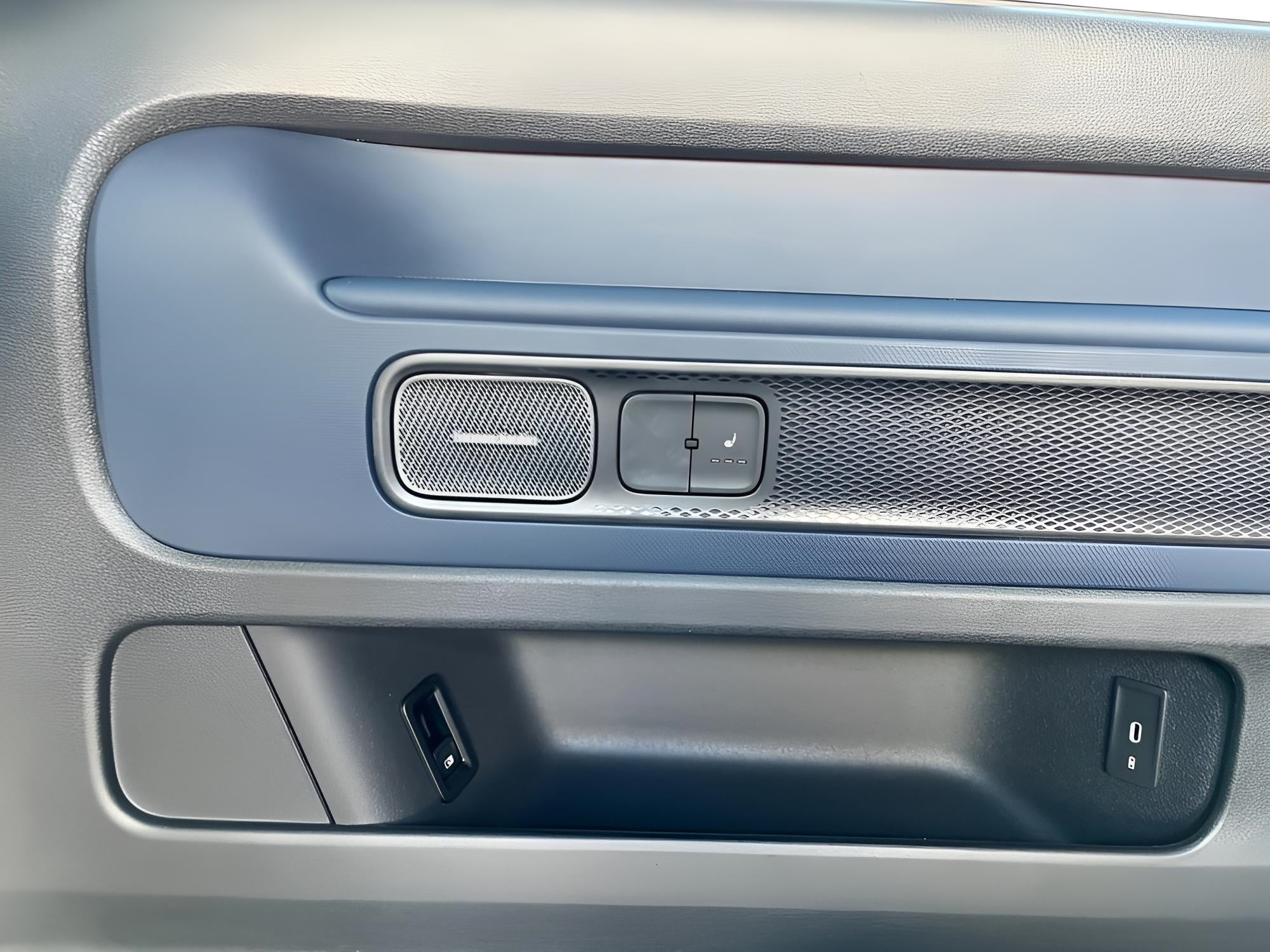 2025 Volkswagen ID. Buzz Pro S Plus 4MOTION w/Two-Tone