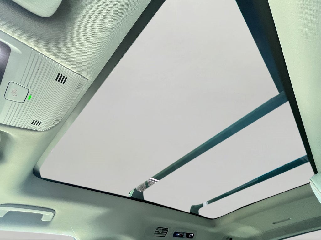 2025 Volkswagen ID. Buzz Pro S Plus 4MOTION w/Two-Tone