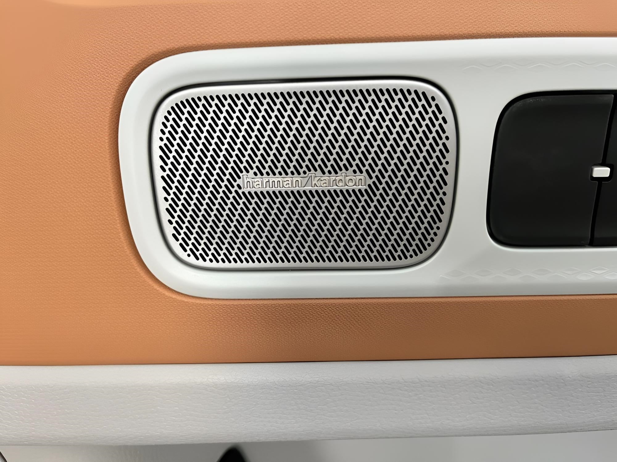 2025 Volkswagen ID. Buzz Pro S Plus 4MOTION w/Two-Tone